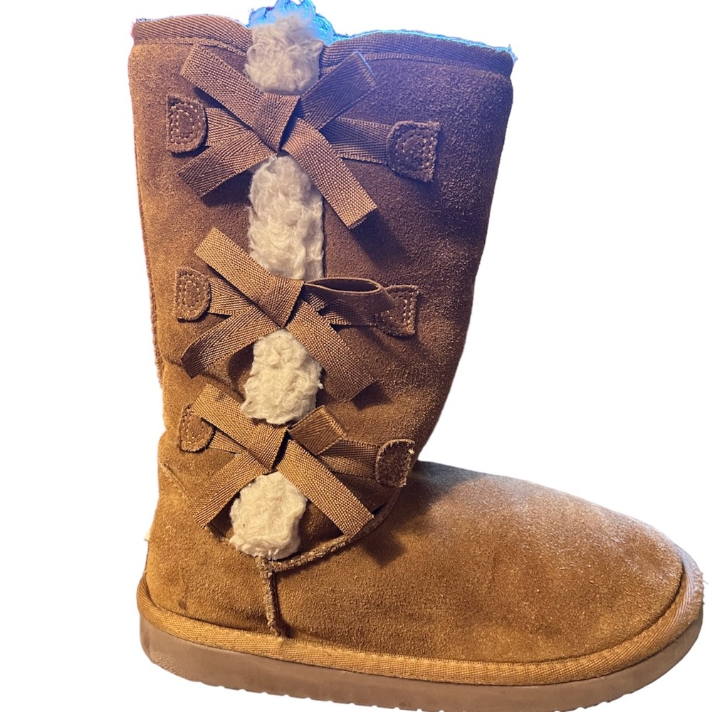 UGG‎